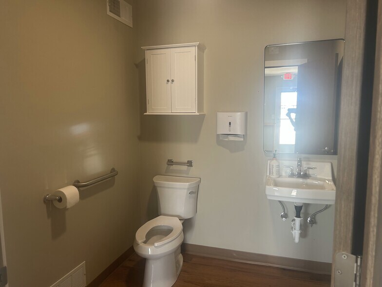 More Photos Of 705 Main St, Ridgeway Freestanding For Lease