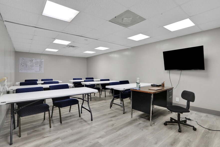 More Photos Of 3787 Old Middleburg Rd, Jacksonville Office For Sale