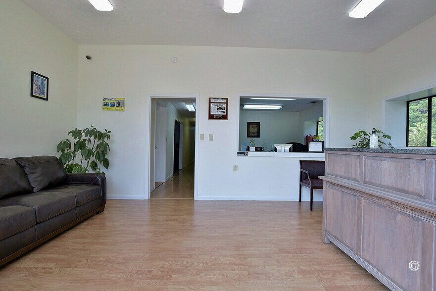 More Photos Of 300 Delano Dr, Manchester Warehouse For Sale