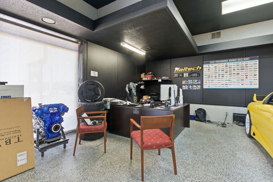 More Photos Of 1015 S Riverside Dr, Clarksville General Retail For Sale