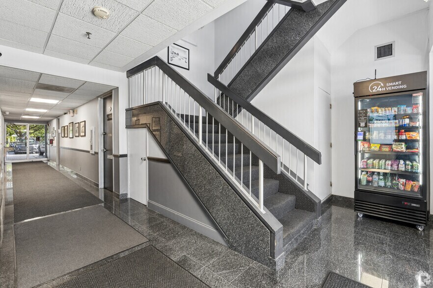 More Photos Of 1995 E Oakland Park Blvd, Fort Lauderdale Loft Creative Space For Lease