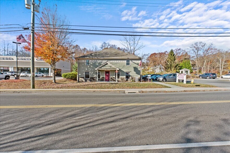 More Photos Of 13 N Main St, East Hampton Showroom For Sale