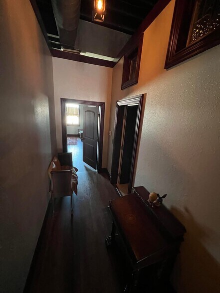 More Photos Of 119 E 5th St, Bonham Restaurant For Sale