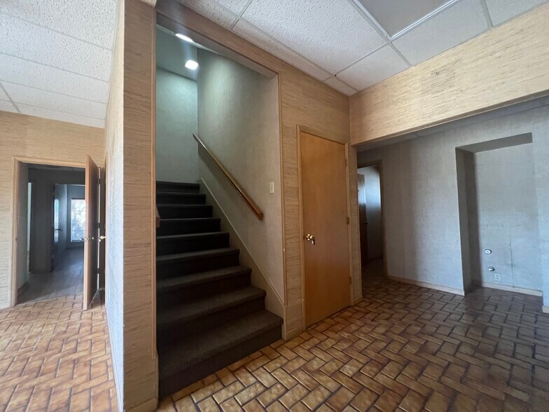 More Photos Of 917 U.S. 77, Sinton Manufacturing For Sale