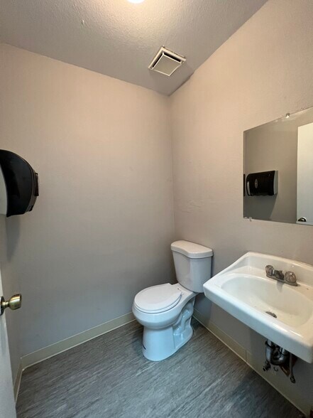 More Photos Of 804 E Cypress Ave, Redding Office For Sale