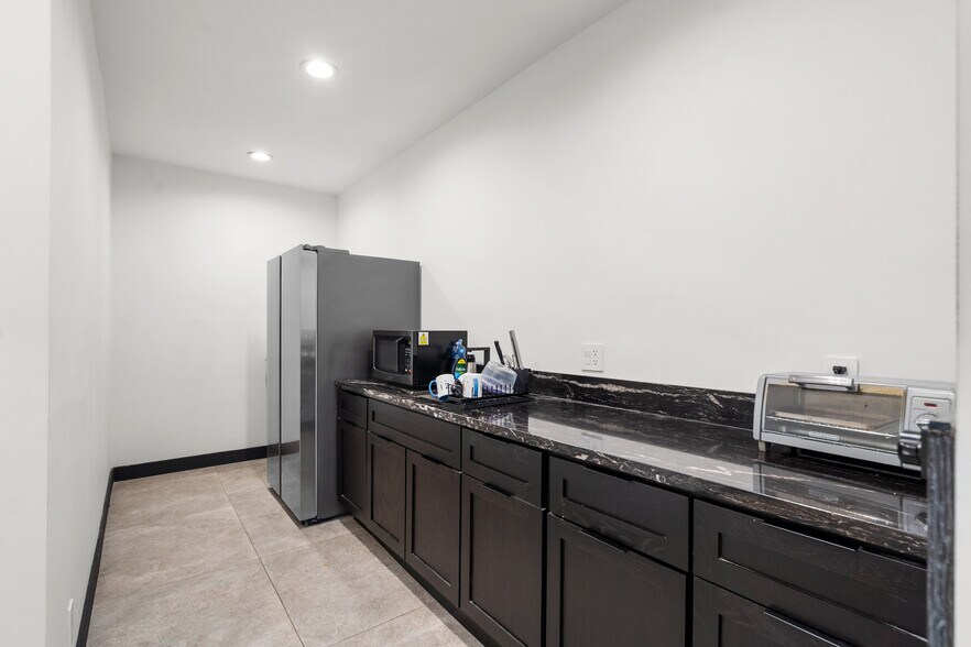 More Photos Of 4041 Wilshire Blvd, Los Angeles Office For Lease