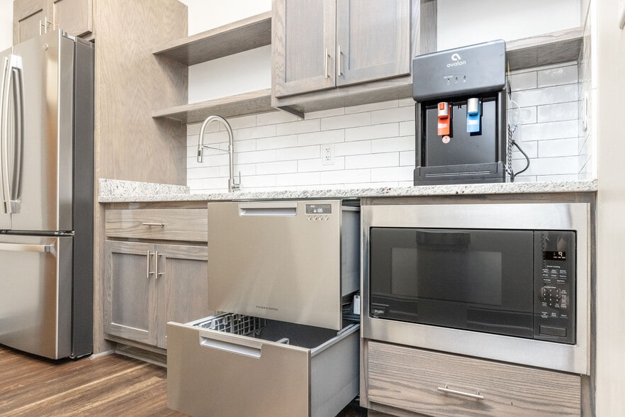 More Photos Of 411 Branchway Rd, Richmond Office Residential For Lease