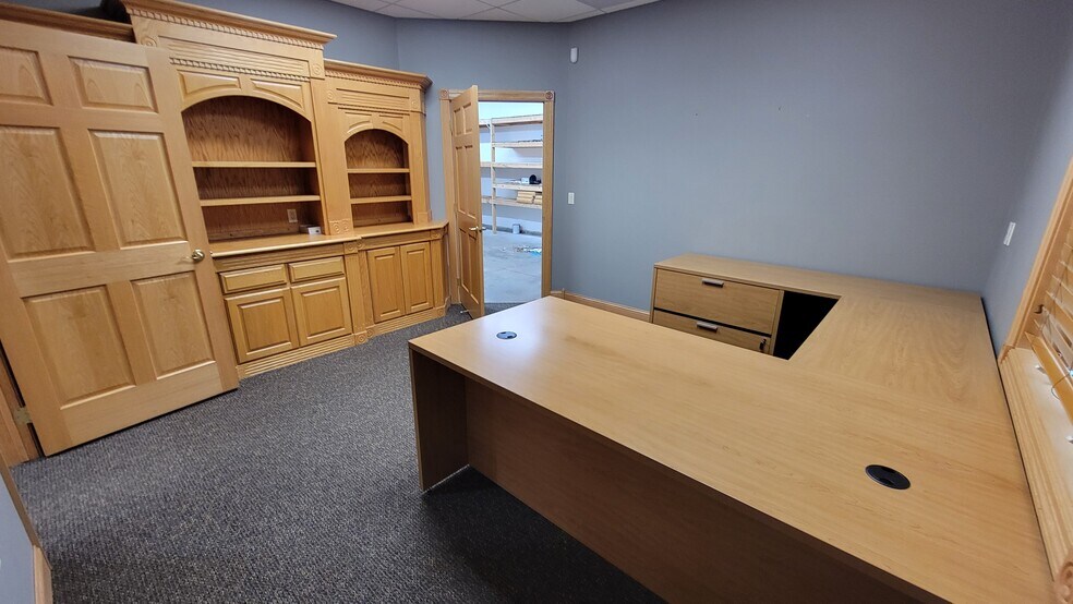 More Photos Of 1881 NW Station Parkway, Andover Office Residential For Lease