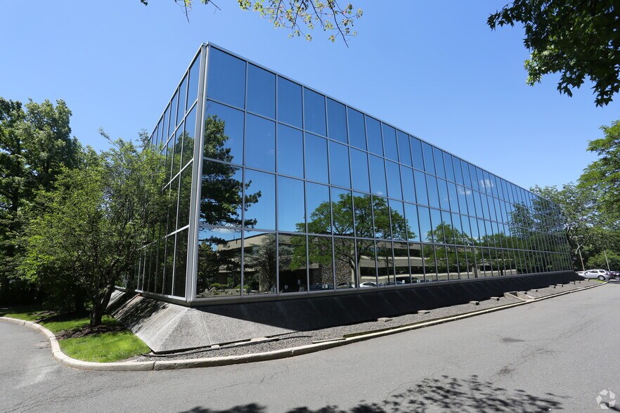 Primary Photo Of 400 Sylvan Ave, Englewood Cliffs Office For Lease
