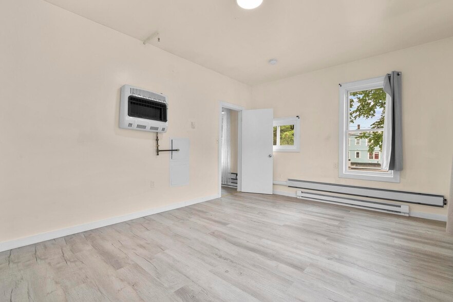 More Photos Of 170 Meriden Rd, Waterbury Storefront Retail Residential For Sale