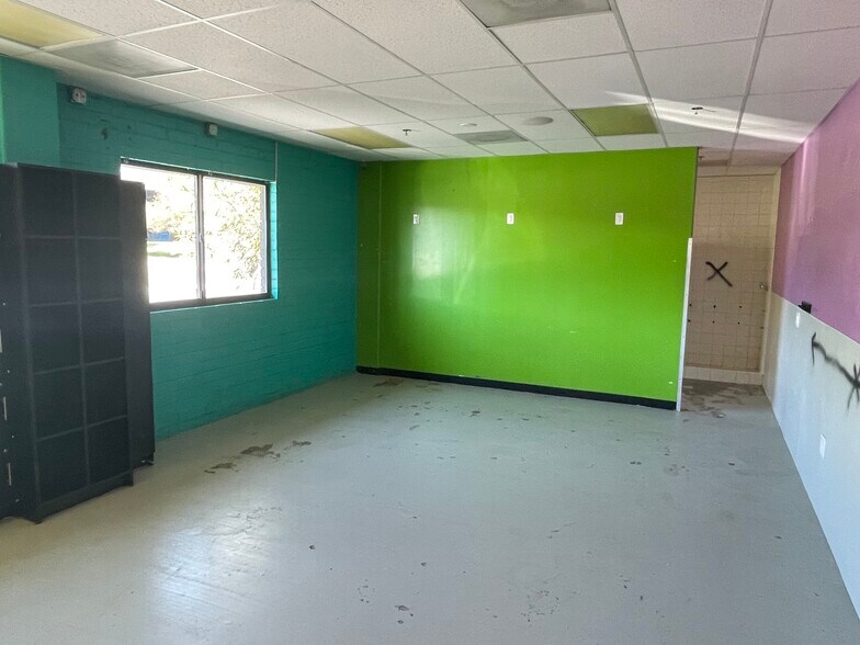 More Photos Of 9300-9310 Corbin Ave, Northridge Warehouse For Lease