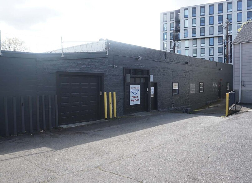 More Photos Of 1100 NE 21st St, Portland Service For Sale