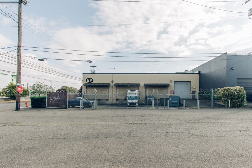 More Photos Of 2331 NW 23rd Ave, Portland Warehouse For Lease
