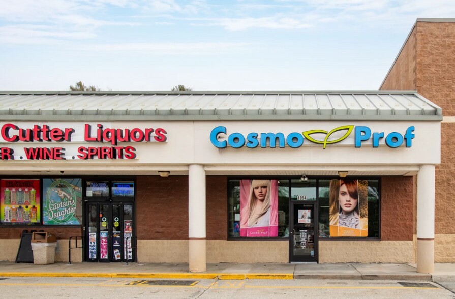 More Photos Of 1050-1078 N Main St, Dayville Freestanding For Lease