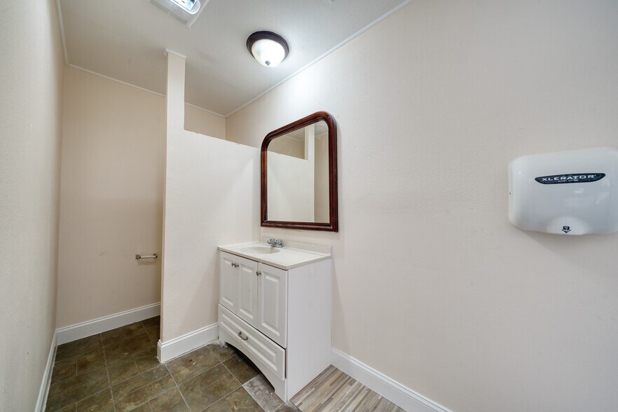 More Photos Of 9206 Thomasville Dr, Houston Warehouse For Sale
