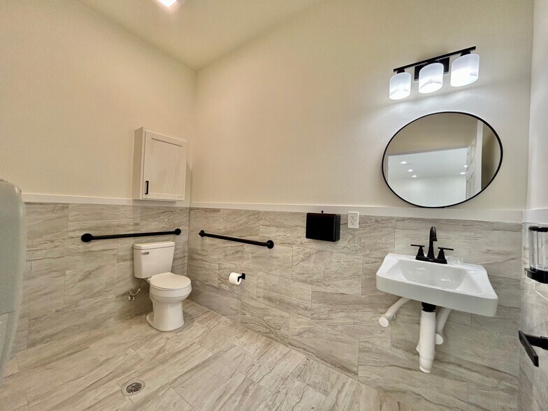 More Photos Of 1113 San Bernardo Ave, Laredo Office For Lease