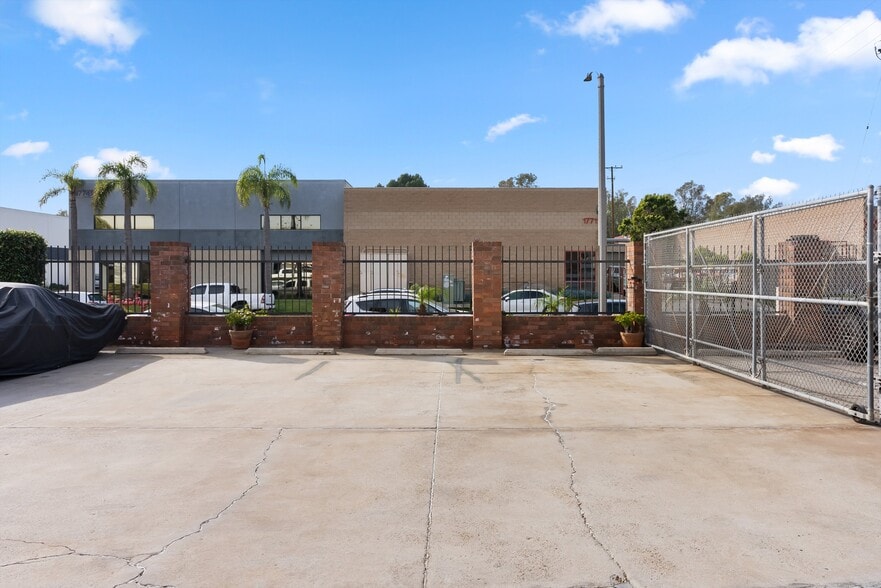 More Photos Of 17702-17722 Metzler Ln, Huntington Beach Service For Sale