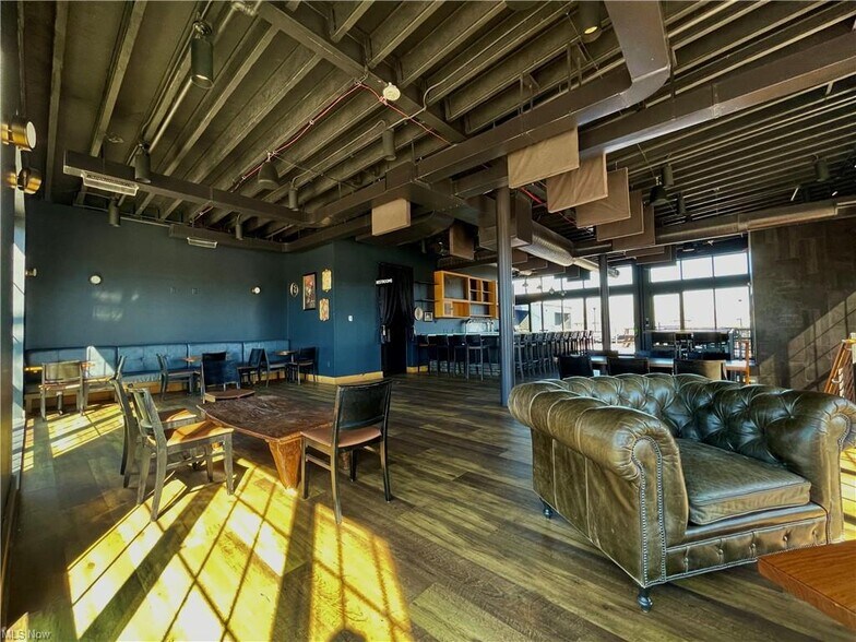 More Photos Of 3941 Erie St, Willoughby Restaurant For Lease