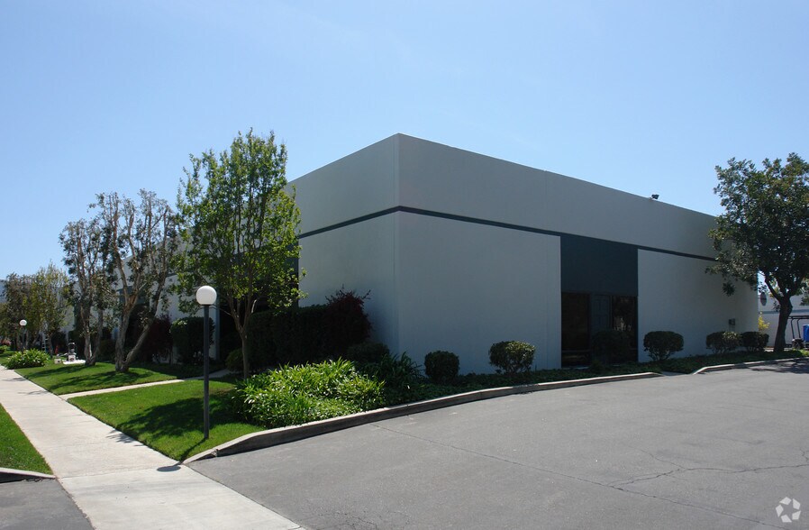More Photos Of 996 Lawrence Dr, Newbury Park Warehouse For Lease