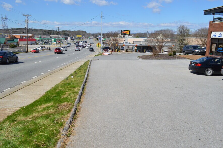 More Photos Of 7010 Lee Hwy, Chattanooga Storefront Retail Office For Sale