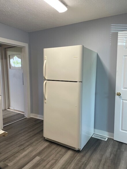 More Photos Of 75 Maple Rd, Mathews Office For Sale