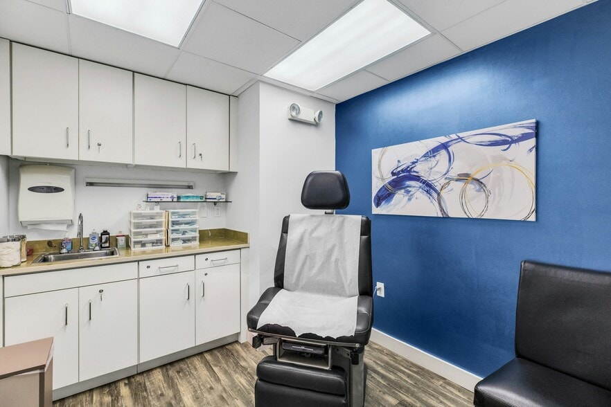 More Photos Of 139 Plandome Rd, Manhasset Medical For Sale