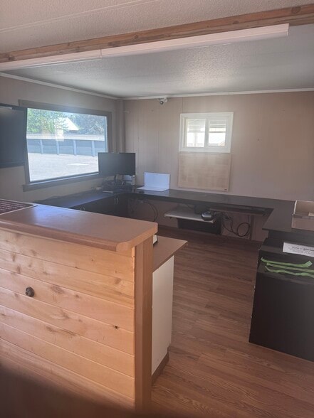 More Photos Of 727 Fruit Park Rd, Montrose Self Storage For Lease