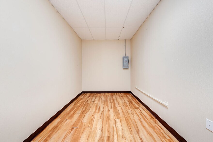 More Photos Of 5820 66th St, Lubbock Storefront Retail Office For Sale