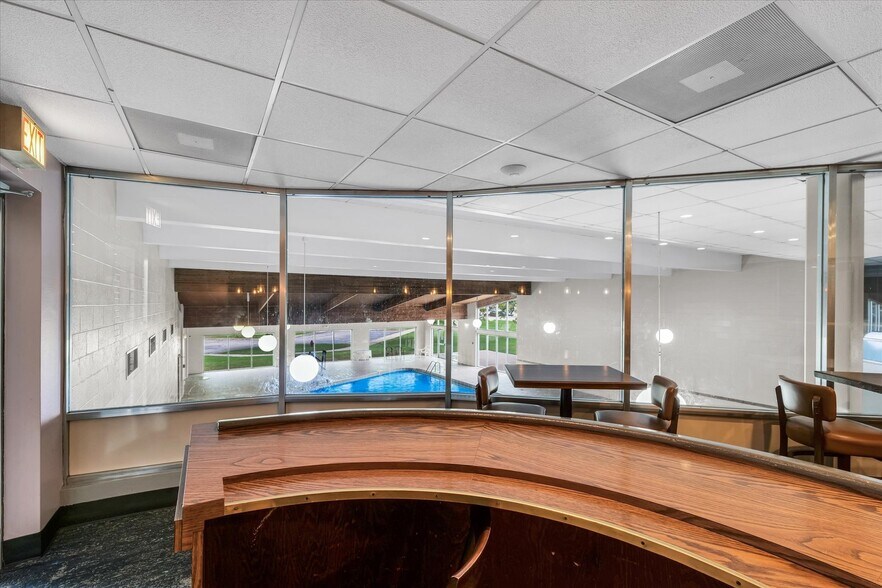 More Photos Of 1907 N Cunningham Ave, Urbana Hotel For Sale