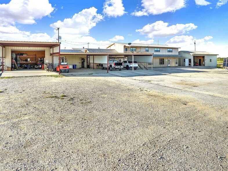 More Photos Of 389 Interstate 35 S, Devine Unknown For Lease
