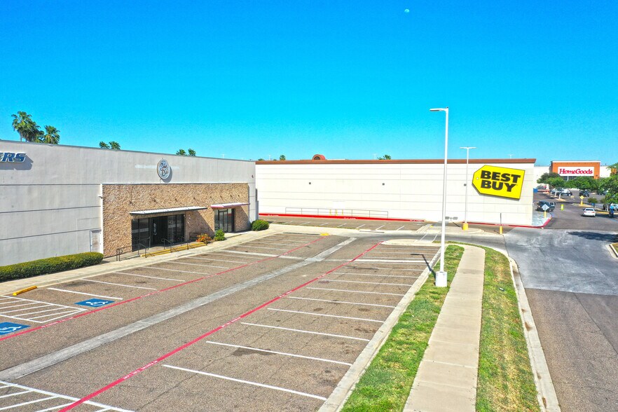 More Photos Of 7901 San Dario Ave, Laredo General Retail For Sale