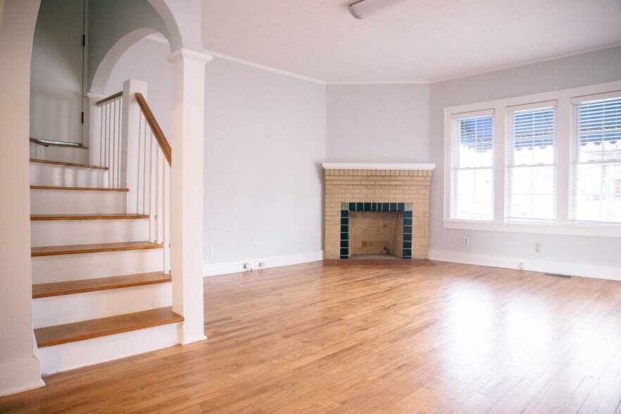 More Photos Of 355 N College Ave, Fayetteville Office For Sale