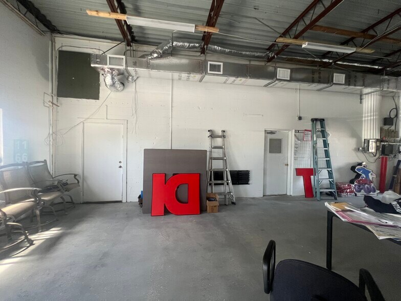 More Photos Of 264 Bahama St, Venice Office For Lease