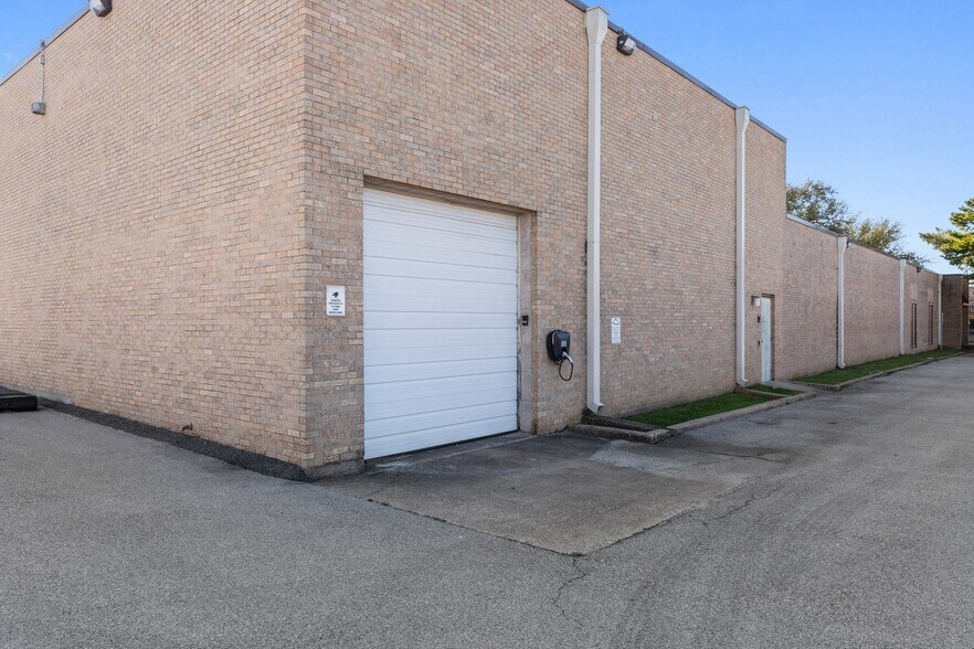 More Photos Of 13702 Gamma Rd, Dallas Light Manufacturing For Sale