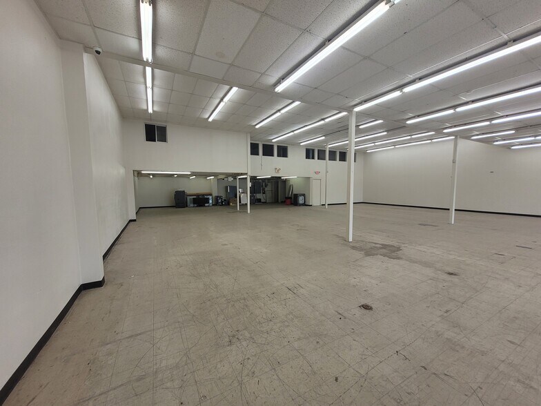 More Photos Of 300 S International Blvd, Hidalgo General Retail For Lease
