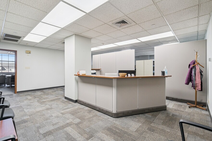 More Photos Of 511 E 5th St, Waterloo Office For Lease