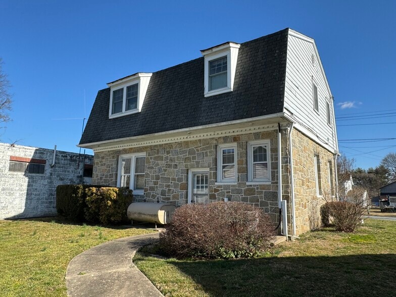 More Photos Of 169 Old Zion Rd, North East Office Residential For Sale