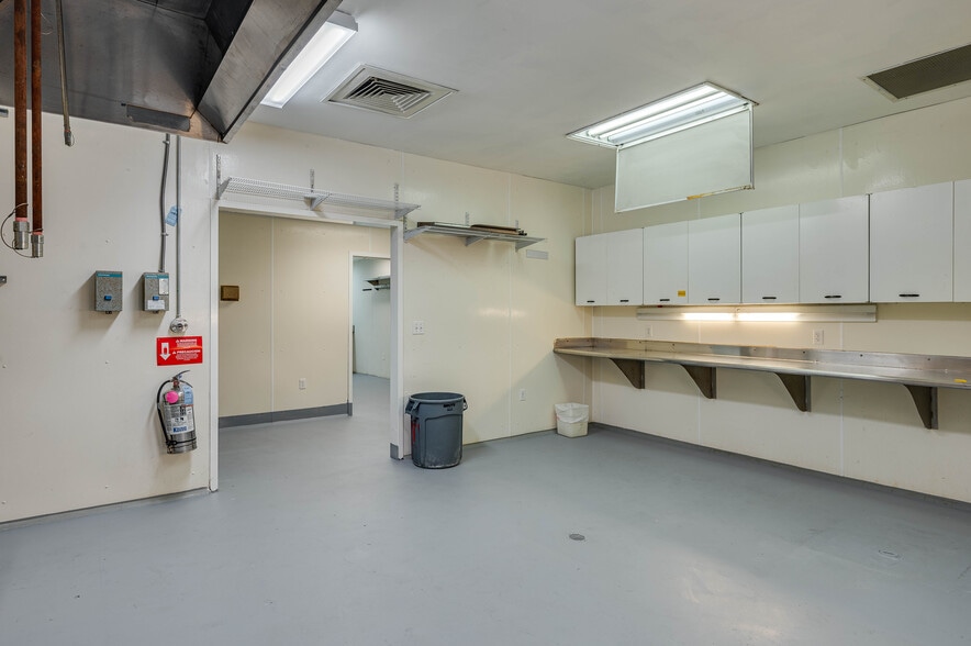 More Photos Of 174 NW 9th ave, Mulberry Distribution For Sale