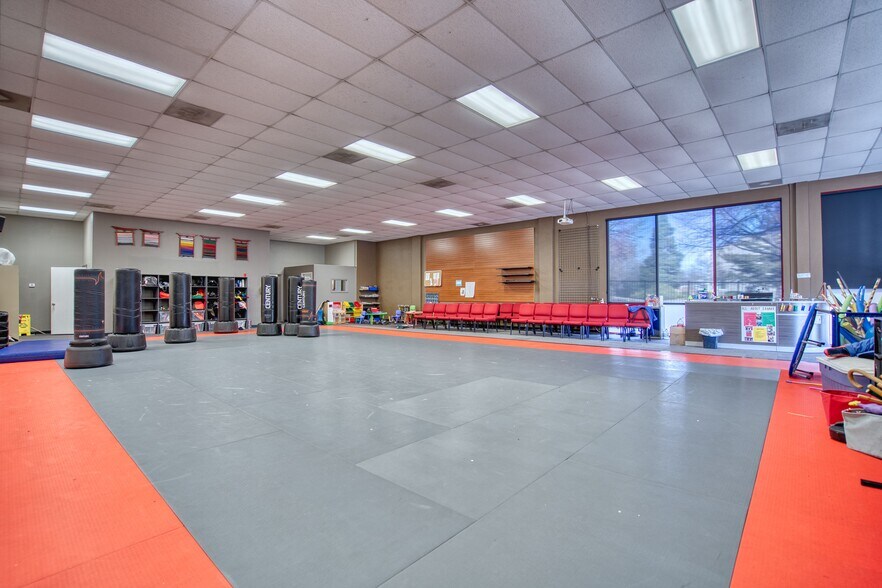 More Photos Of 305-325 Waneka Pky, Lafayette General Retail For Lease