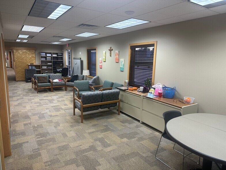 More Photos Of 2607 Washington St, Pella Medical For Lease