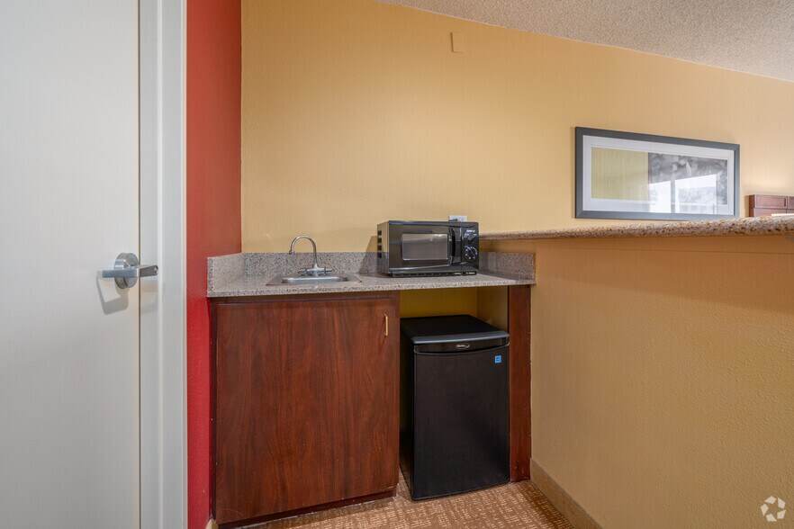 More Photos Of 2504 North Loop W, Houston Hotel For Sale