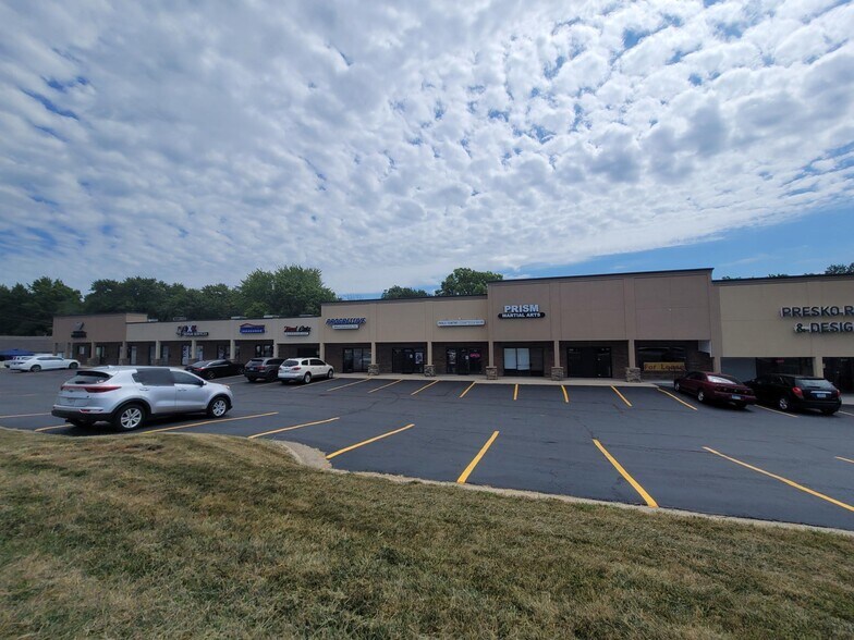 More Photos Of 8101-8129 N Oak Tfwy, Kansas City Unknown For Lease