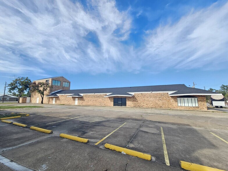 More Photos Of 1032 Pasadena Blvd, Pasadena General Retail For Lease