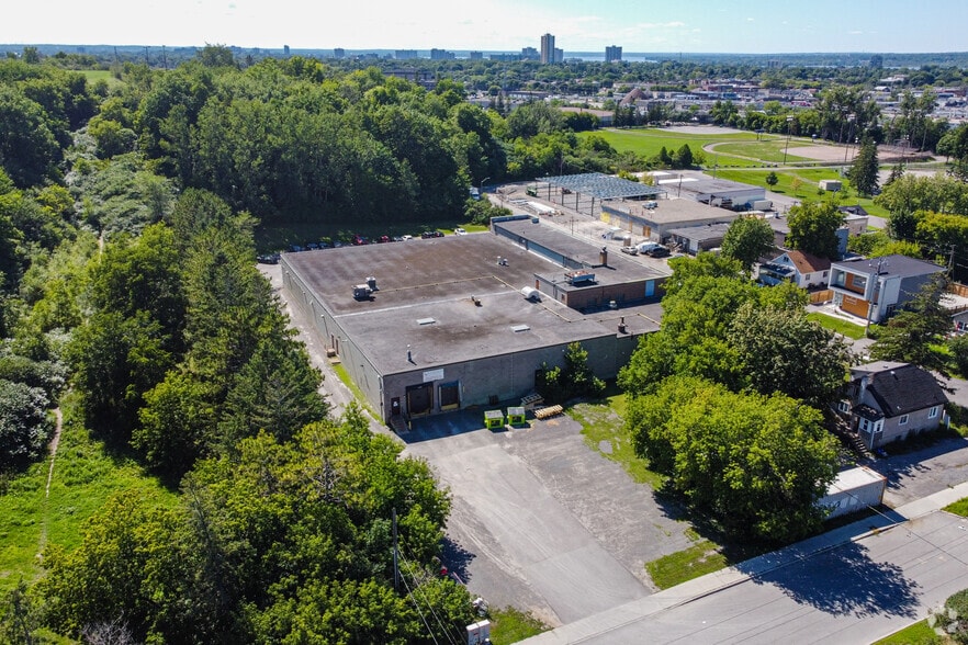 More Photos Of 1540-1552 Chatelain Ave, Ottawa Showroom For Lease