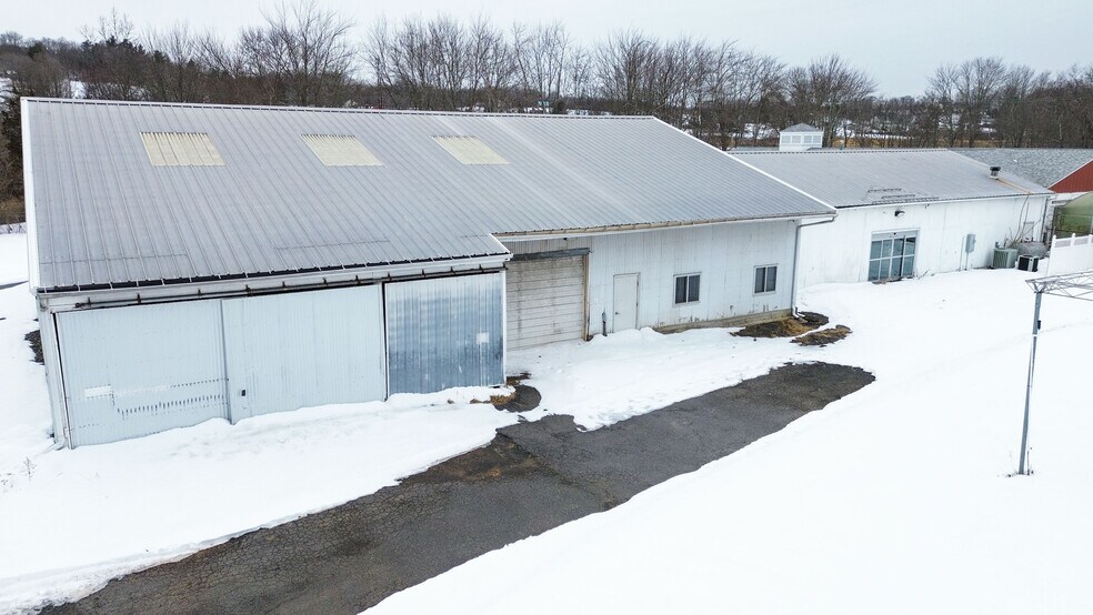 More Photos Of 147 Meriden Rd, Middlefield Garden Center For Lease