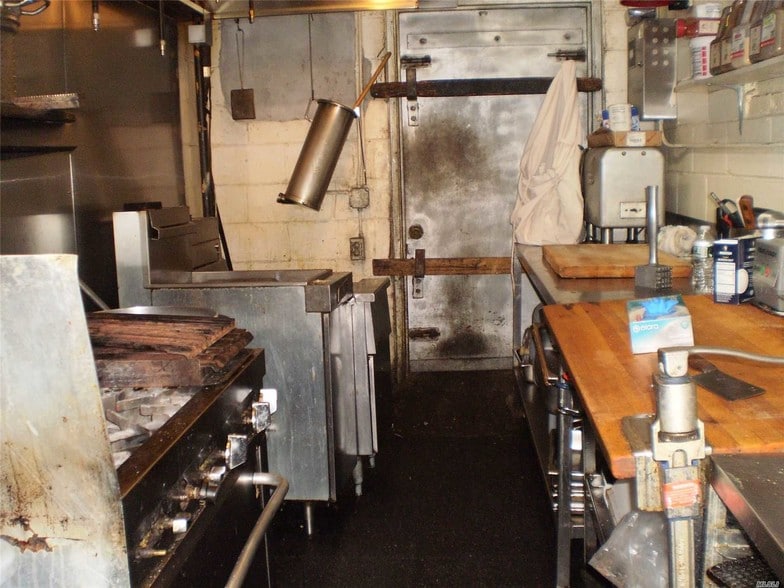 More Photos Of 160 Jericho Tpke, Mineola Storefront Retail Office For Sale