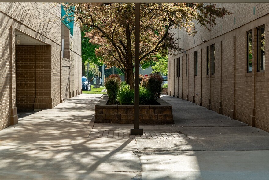 More Photos Of 7210 N Main St, Clarkston Medical For Lease