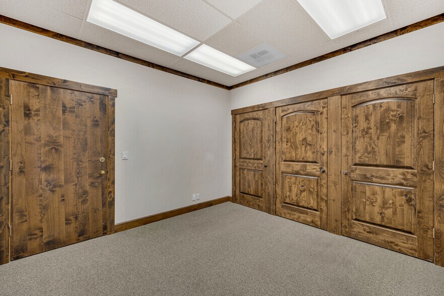 More Photos Of 56870 Venture Ln, Sunriver Storefront Retail Office For Lease