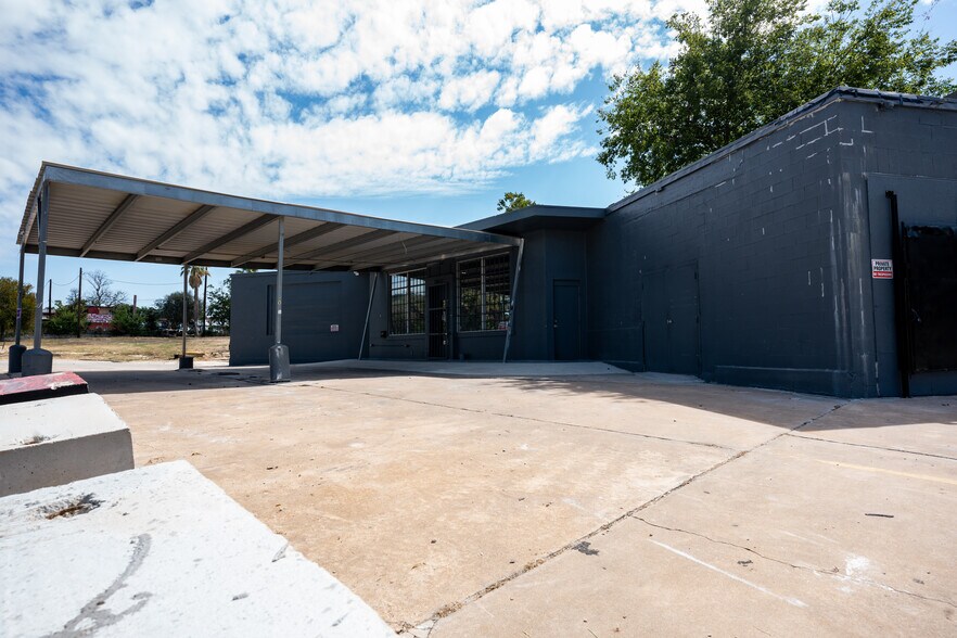 More Photos Of 1802 E Commerce St, San Antonio Auto Repair For Lease