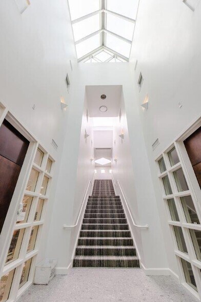 More Photos Of 8510 McAlpine Park Dr, Charlotte Unknown For Lease